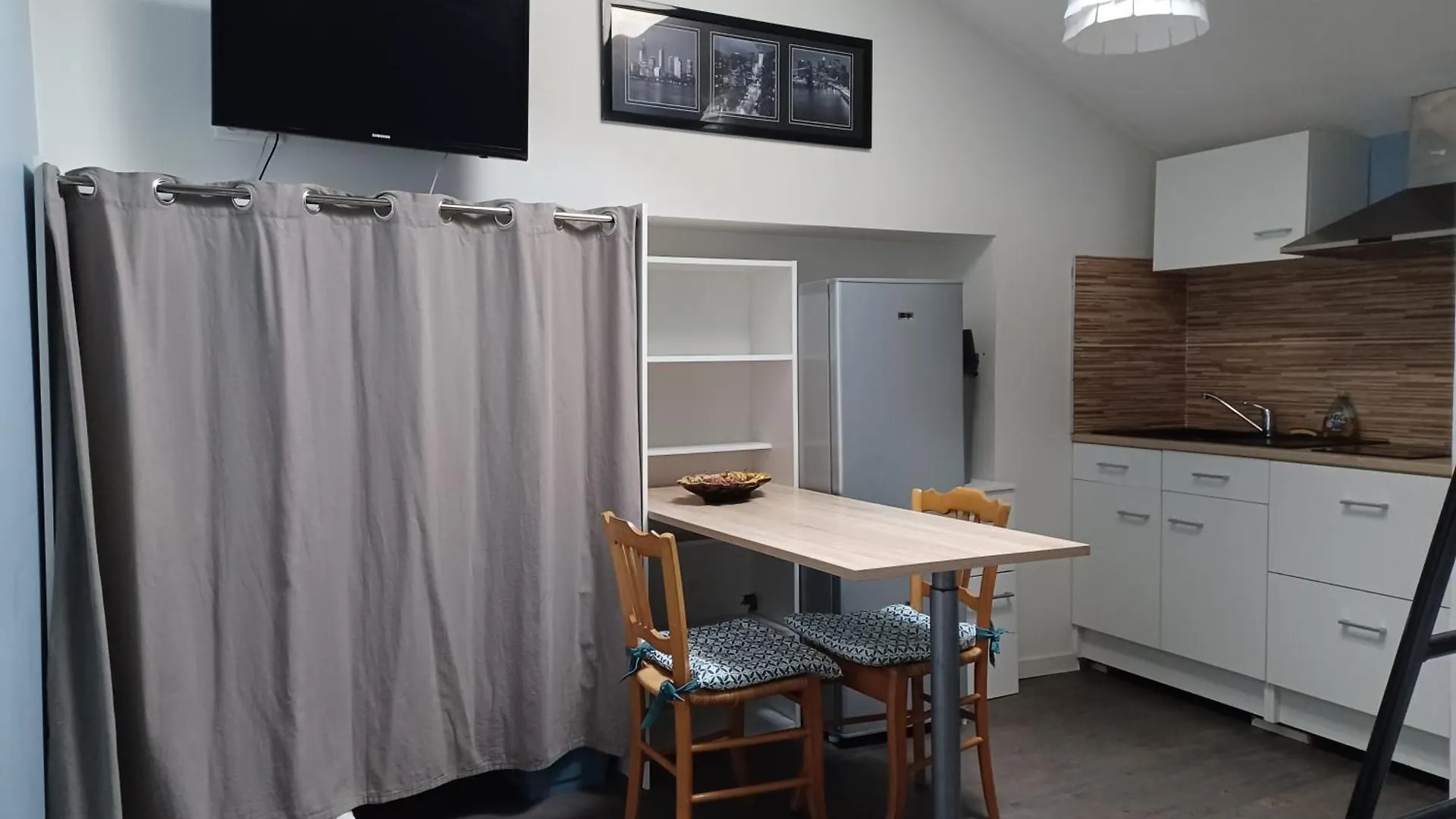 Chambre D'Hotes La Rose Des Vents Sathonay-Camp 0*,  France